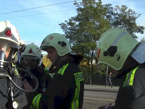 Einsatzfahrzeuge auf der Langen Brücke, verunglückter Lastzug im Hintergrund